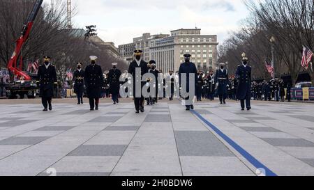 General Omar J. Jones IV., Kommandeur der Joint Task Force National Capital Region, führt Truppen während der Generalprobe der 59. Amtseinführung des Präsidenten in Washington, D.C., am 18. Januar 2021. Das dem JTF-NCR zugewiesene Militärpersonal leisttete während der Antrittszeit militärische zeremonielle Unterstützung. Stockfoto