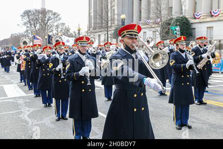 Mitglieder der U.S. Army Band 'Presidents Own' marschieren während einer 59. Presidential Inauguration Probe in Washington, D.C. am 18. Januar 2021. Militärmitglieder aus allen Teilen der Streitkräfte der Vereinigten Staaten, einschließlich Reserve- und Nationalgarden-Komponenten, leistten während der Antrittszeit zeremonielle Unterstützung. Stockfoto