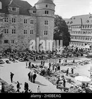 Markttag auf dem Platz vor dem Alten Schloss in Stuttgart, Deutschland, 1930er Jahre. Marktstände auf dem Platz in der Nähe der alten Burg, Stuttgart, 1930. Stockfoto