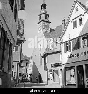 Blick durch die kurze Straße in sterben Niolkauskirche in Waiblingen, Deutschland 1930er Jahre. Blick durch kurze Straße Fahrbahn, die St. Nicolas Kirche in Waiblingen, Deutschland 1930. Stockfoto