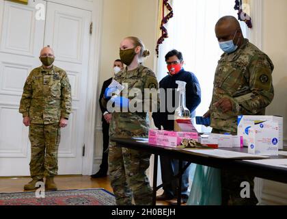 Spc. Alexis Ruth, ein medizinischer Spezialist für die medizinische Abteilung der Maryland National Guard, hält medizinische Vorräte bereit, bevor er der staatlichen Behörde den ersten COVID-19-Impfstoff verabreichte. Larry Hogan, 18. Januar 2021, im Maryland State House, Annapolis, MD. Mitglieder der MDNG Medical Detachment und der 224. Medical Company Area Support verabreichten die Impfstoffe an den Gouverneur, LT. Gov. Boyd K. Rutherford, ihre Frauen und die stellvertretende Gesundheitsministerin von Maryland, Dr. Jinlene Chan. MDNG Soldiers and Airmen unterstützen die Impfinitiative COVID-19 von Hogan mit mobilen Impfteams, die zur Verfügung gestellt werden Stockfoto