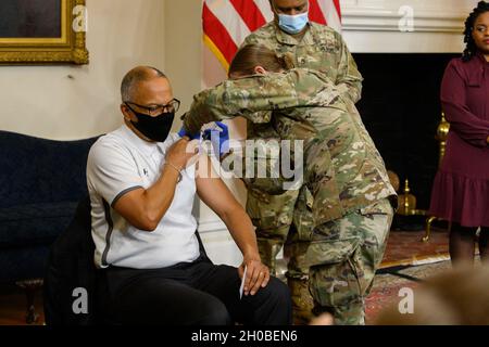 Spc. Victoria Yarborough, eine medizinische Spezialistin für die medizinische Abteilung der Maryland National Guard, verabreicht den ersten COVID-19-Impfstoff an LT. Gov. Boyd K. Rutherford, 18. Januar 2021, im Maryland State House, Annapolis, MD. Mitglieder des MDNG Med. Der dete. Und der 224. Medical Company Area Support verabreichten die Impfstoffe an die Gov. Larry Hogan, Lt. Gov. Boyd K. Rutherford, ihre Frauen und die stellvertretende Gesundheitsministerin von Maryland, Dr. Jinlene Chan. MDNG-Soldaten und Luftwaffe unterstützen Hogans COVID-19-Impfinitiative mit mobilen Impfteams, die medizinische und protokollgebende Maßnahmen anbieten Stockfoto