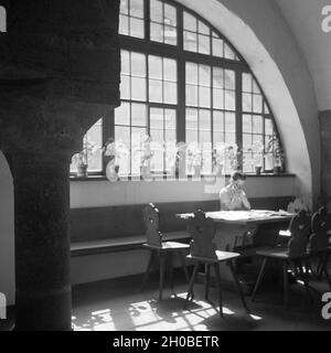 In einem alten Gasthaus in Rothenburg o.d. Tauber, Deutschland 1930er Jahr. In einem alten Inn in Rothenburg o.d. Tauber, Deutschland 1930. Stockfoto