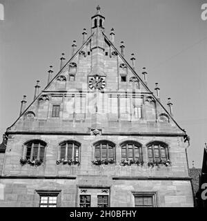 Giebel am Alten Rathaus in Weißenburg, Deutschland 1930er Jahre. Giebel des historischen Weissenburg Stadt Halle, Deutschland 1930. Stockfoto