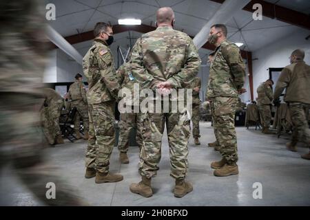 Brig. General Stephen L. Rhoades, Director, Joint Staff, Joint Force Headquarters, Columbus, Ohio besucht Soldaten der Ohio Homeland Response Force (HRF), die am 18. Januar 2021 an einen Ort in der Umgebung von Washington D.C. mobilisiert wurden, nachdem sie vom Gouverneur von Ohio, Mike DeWine, aktiviert worden waren, um die 59. Amtseinführung des Präsidenten zu unterstützen. Die HRF ist eine Einheit der Ohio National Guard, die sich auf die Rettung von Menschenleben und die Verringerung menschlichen Leids während eines natürlichen, von Menschen geschadenen oder terroristischen Vorfalls in den Vereinigten Staaten spezialisiert hat. Die HRF besteht aus Dekontamination, Such- und Extraktion, medizinischer Triage und Befehl und c Stockfoto