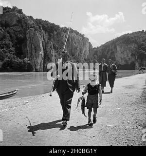 Angler bin Ufer der Donau Beim Kloster Weltenburg, 1930er Jahre Deutschland. Angler mit seinem Sohn am Ufer der Donau bei Weltenburg Abbey, Deutschland der 1930er Jahre. Stockfoto