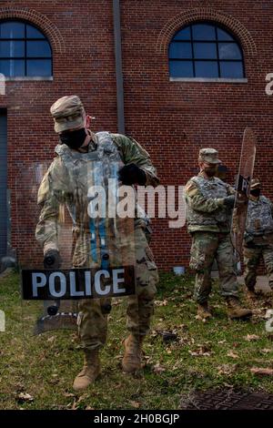 Mitglieder des 629. Militärgeheimdienstbataillons der Maryland Army National Guard bereiten sich auf die Schulung zu zivilen Unruhen am 18. Januar 2021 in Annapolis, Maryland, vor. Die Soldaten stehen bereit, um bei Bedarf der Maryland State Police zu helfen. Stockfoto