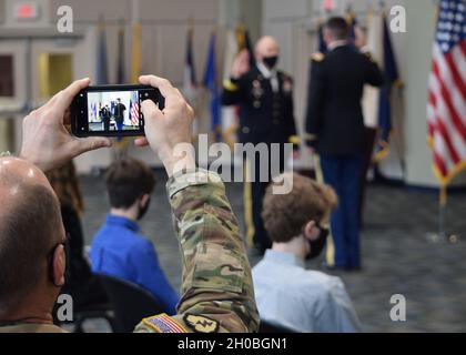Brigadegeneral Dwayne Wilson, Kommandeur der Nationalgarde der Ga. Army, verwaltet den Amtseid an Oberst Barry Simmons am 19. Januar. 2021 im Clay National Guard Center in Marietta, Georgia nach der Promotion von Simmons. Stockfoto