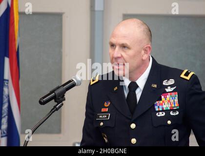 Brigadegeneral Dwayne Wilson, Kommandant der Ga. Army National Guard, berichtet während einer Beförderungszeremonie im Clay National Guard Center in Marietta, Georgia, über die Höhepunkte der Karriere von Col. Barry Simmons. 19. Januar 2021. Stockfoto
