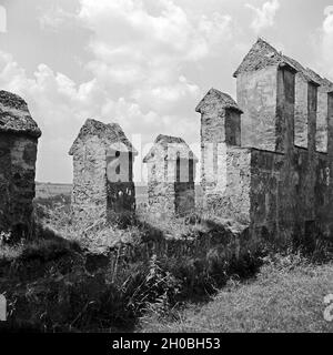 Überrste von Zinnen der alten Burg zu Burghausen, Deutschland 1930er Jahre. Reste der alten Burg von Burghausen, Deutschland 1930. Stockfoto