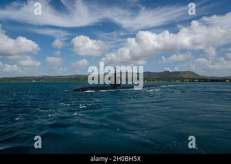 APRA HARBOUR, Guam (Jan 19, 2021) das Schnellangriff-U-Boot USS Asheville (SSN 758) der Klasse Los Angeles durchfährt den Hafen von Apra, während das Boot von Guam aus eingesetzt wird, um Überwachungs-, Trainings- und andere kritische Missionen im Einsatzgebiet der 7. US-Flotte durchzuführen. Asheville ist eines von mehreren U-Booten, die für Commander, Submarine Squadron 15, bereitgestellt wurden. Stockfoto