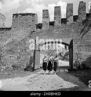 Ein Mann Und Zwei Frauen Besichtigen Die Alte Burganlage in Burghausen, Deutschland, 1930er Jahre. Ein Mann und zwei Frauen, die Besichtigung der alten Burganlage Burghausen, Deutschland der 1930er Jahre. Stockfoto