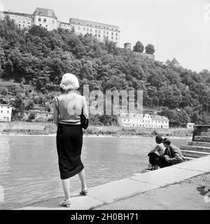 Eine Junge Frau Steht der Donau Mit Blick Auf Die Veste Oberhaus, 1930er Jahre Deutschland. Eine junge Frau am Ufer der Donau stehen gerade Schloss Oberhaus in Passau, Deutschland der 1930er Jahre. Stockfoto