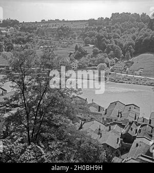 Blick von der Burg in Burghausen in den induktionskopfhörern Salzach, Deutschland 1930er Jahre. Blick von der alten Burg in Burghausen, Salzach, Deutschland 1930. Stockfoto