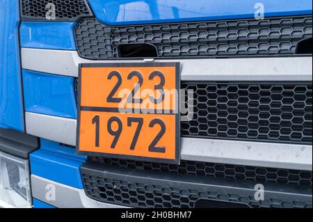 Orangefarbenes Warnschild für Gefahrgüter, hier 223 für gekühltes entzündliches Gas und 1972 für Methan, gekühlt, flüssig oder Erdgas, refragera Stockfoto