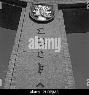 Säule, Inschrift und Wappen der Kreisstadt Lyck im Abstimmungsdenkmal auf dem Jakobsberg bei Allenstein in Ostpreußen, Deutschland 1930er Jahre. Spalte, Inschrift und Wappen der Kreisstadt Lyck an der Urne Denkmal am Jakobsberg Hill in der Nähe von Allenstein in Ostpreußen, Deutschland 1930. Stockfoto