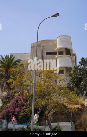 Bauhaus-Architektur in Tel Aviv White City. In der Rosh Pina Street bezieht sich die White City auf eine Sammlung von über 4,000 Gebäuden, die im Bauhaus OR erbaut wurden Stockfoto