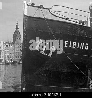 Und Nikolaikirche Frachter im Hafen von Elbing, Masuren, Ostpreußen, Deutschland 1930er Jahre. Fracht und St. Nicolas Kirche am Hafen von Elbing, Masuren, Ostpreußen, Deutschland 1930. Stockfoto