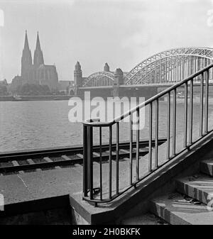 Blick von Deutz auf das Panorama von Köln mit der Hohenzollernbrücke, Deutschland 1930er Jahre. Blick von Deutz auf die Skyline von Köln mit der Hohenzollern-Eisenbahnbrücke, Deutschland 1930er Jahre. Stockfoto