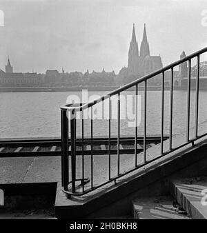 Blick von Deutz auf das Panorama von Köln mit der Hohenzollernbrücke, Deutschland 1930er Jahre. Blick von Deutz auf die Skyline von Köln mit der Hohenzollern-Eisenbahnbrücke, Deutschland 1930er Jahre. Stockfoto