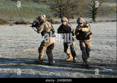 Fallschirmjäger der US-Armee, die der Dog Company, dem 1. Bataillon, dem 503. Infanterie-Regiment, der 173. Luftbrigade, zugewiesen sind, führen während der Übung Eagle Talon im Trainingsgebiet von Monte Romano, Italien, eine Glashausübung durch, 19. Januar 2021, Stockfoto