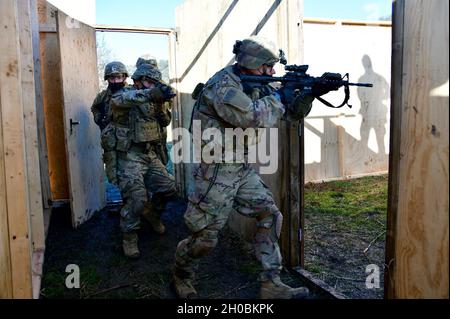 Fallschirmjäger der US-Armee, die der Dog Company, dem 1. Bataillon, dem 503. Infanterie-Regiment, der 173. Luftbrigade zugewiesen sind, führen während der Übung Eagle Talon im Trainingsgebiet von Monte Romano, Italien, einen Schusshausdurchbruch durch, 19. Januar 2021, Stockfoto