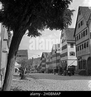 Kleine Geschäftsstraße mit Ladenlokalen in Horb am Neckar, Schwarzwald, Deutschland 1930er Jahre. Kleine Gasse mit Geschäften und Häusern in Horb am Neckar, Schwarzwald, Deutschland 1930. Stockfoto