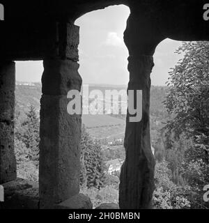 Blick aus einem der Fenster im Innenraum, Ruine Albeck bei Sulz am Neckar, Deutschland 1930er Jahre. Blick aus dem Fenster in die Überreste von Albeck Schloss in der Nähe von Sulz am Neckar, Deutschland, 1930. Stockfoto