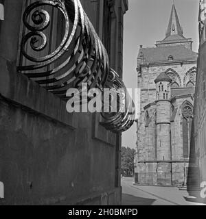 Blick durch eine kleine Gasse in die Hohe Domkirche St. Peter in Trier, Deutschland 1930er Jahre. Blick durch eine kleine Gasse zum Trierer Dom, Deutschland 1930. Stockfoto