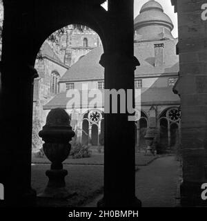 Im Kreuzgang der Hohen Domkirche St. Peter in Trier, Deutschland 1930er Jahre. Kreuzgang am Trierer Dom, Deutschland 1930. Stockfoto