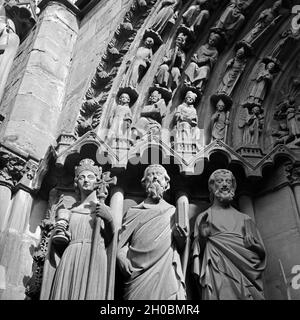 Details und Heiligenfiguren am-Portal der Liebfrauenkirche in Trier, Deutschland 1930er Jahre. Details und Skulpturen der Heiligen in der Kirche Tor der Kirche Unserer Lieben Frau in Trier, Deutschland 1930. Stockfoto