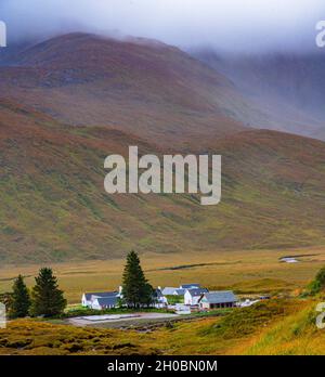 The Cluaniie Inn, Loch Cluaniie, Glen Shiel, Scottish Highlands - Road to Skye A87, Scotland UK Stockfoto