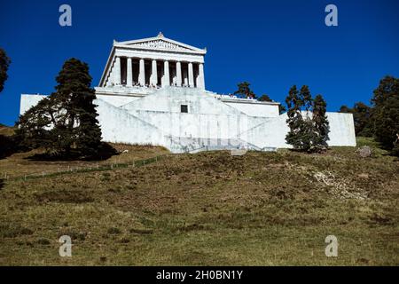 REGENSBURG, DEUTSCHLAND - 19. Sep 2021: Eine schöne Aussicht auf die berühmte Walhalla-Gedenkstätte in der Nähe von Regensburg in Bayern Stockfoto