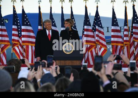 Melania Trump, First Lady, gibt den Gästen der Joint Base Andrews, Maryland, während der Abschlussfeier am 20. Januar 2021 die letzten Glückwünsche. Trump dankte allen dafür, dass sie die Präsidentschaft ihres Mannes unterstützt haben. Stockfoto