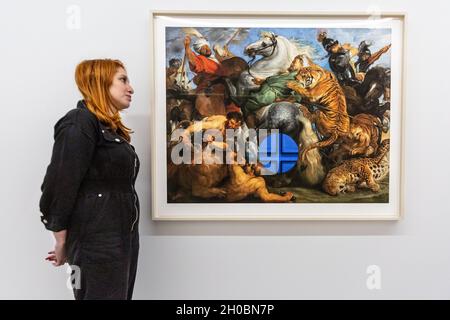 London, Großbritannien. Oktober 2021. Ein Mitarbeiter der Galerie mit „Gazing Ball (Rubens Tiger Hunt)“, von Jeff Coons (2017). Jeff Koons & Cy Twombly: Primal Gestures eröffnet in der Bastian Gallery in Mayfair, einer Ausstellung, die eine höchst ungewöhnliche Paarung zweier Giganten der Nachkriegskunst vereint. Die Ausstellung zeigt zwei scheinbar gegensätzliche Praktiken und zeigt Twomblys reiches visuelles Lexikon von Mark-making und gestischer Abstraktion, das sie mit der reduktiven Natur von Koons maschinell gefertigten Gestaltungen verbindet. Kredit: Imageplotter/Alamy Live Nachrichten Stockfoto