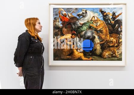 London, Großbritannien. Oktober 2021. Ein Mitarbeiter der Galerie mit „Gazing Ball (Rubens Tiger Hunt)“, von Jeff Coons (2017). Jeff Koons & Cy Twombly: Primal Gestures eröffnet in der Bastian Gallery in Mayfair, einer Ausstellung, die eine höchst ungewöhnliche Paarung zweier Giganten der Nachkriegskunst vereint. Die Ausstellung zeigt zwei scheinbar gegensätzliche Praktiken und zeigt Twomblys reiches visuelles Lexikon von Mark-making und gestischer Abstraktion, das sie mit der reduktiven Natur von Koons maschinell gefertigten Gestaltungen verbindet. Kredit: Imageplotter/Alamy Live Nachrichten Stockfoto