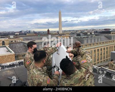 Soldaten und Luftwaffe aus ganz North Carolina arbeiten zusammen, um im Rahmen der Joint Incident Site Communications Capability (JISCC) in Washington, D.C. vom 13. Januar bis zur Amtseinführung des Präsidenten am 20. Januar 2021 einen Satelliten einzurichten. Das JISSC-Team, das routinemäßig zur Einweihung angefordert wird, besteht aus 10 Dienstmitgliedern, neun Armeen und einer Luftwaffe. Stockfoto