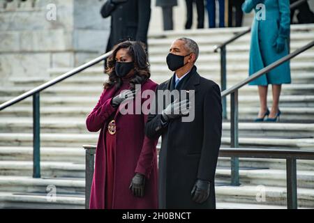 Der ehemalige Präsident Barack Obama und die ehemalige First Lady Michelle Obama verleihen während einer feierlichen Zeremonie zur Verleihung der Ehrenbehrung der Streitkräfte des Präsidenten am Grab des unbekannten Soldaten auf dem Nationalfriedhof von Arlington, 20. Januar 2020, Ehrungen. Der Kranz wurde von Präsident Joseph R. Biden, Jr. und Vizepräsident Kamala Harris nach der Vereidigung Bidens als 46. Präsident der Vereinigten Staaten gelegt. Anwesend waren First Lady Dr. Jill T. Biden und Second Gentlemen Douglas Emhoff sowie die ehemaligen Präsidenten George W. Bush und William J. Clinton sowie die ehemalige First Lady Laura Bush, A Stockfoto