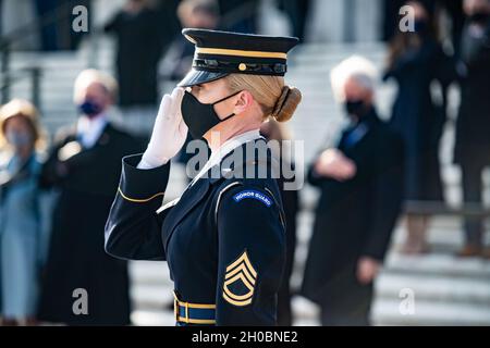 US Army Sgt. Chelsea Porterfield, Sergeant der Garde am Grab des unbekannten Soldaten der 1. Klasse, ehrt im Rahmen einer feierlichen Zeremonie der Ehrenkranz der Streitkräfte des Präsidenten am Grab des unbekannten Soldaten; Arlington National Cemetery, Arlington National Cemetery, 20. Januar 2020. Der Kranz wurde von Präsident Joseph Biden, Jr. und Vizepräsident Kamala Harris gelegt, nachdem Biden in einer Zeremonie am frühen Morgen im US-Kapitol als 46. Präsident der Vereinigten Staaten vereidigt worden war. An der Veranstaltung nahmen First Lady Dr. Jill T. Biden und Second Gentlemen Douglas Emhoff Teil Stockfoto