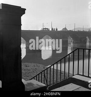 Straßenbahnen auf ihrem Weg über die Alte Moselbrücke in Trier, Deutschland 1930er Jahre. Straßenbahnen auf ihre Weise auf die alte Brücke über die Mosel in Trier, Deutschland 1930. Stockfoto