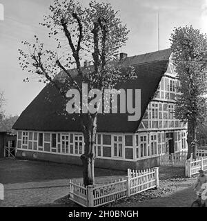 Ein malerisches strohgedecktes Bauernfachwerkhaus in der Nähe von Nidda, Deutschland 1930er Jahre. Eine malerische reetgedeckten Fachwerkhaus Bauernhaus in der Nähe von Nidda, Deutschland 1930. Stockfoto