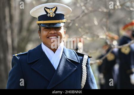 Ein Mitglied der Zeremonialgarde der US-Marine posiert für ein Bild vor einer Kranzniederlegung, die im Rahmen der 59. Amtseinführung des Präsidenten in Arlington National Ceremony in Arlington, Virginia, am 20. Januar 2021 abgehalten wurde. Die Zeremonie, die zu Ehren der gefallenen amerikanischen Dienstmitglieder abgehalten wird, beginnt nach einem Kanonengruß mit 21 Kanonen und wird von der Nationalhymne, der Kranzniederlegung, dem Spielen von „Taps“ und einem Moment des Schweigens gefolgt. Stockfoto