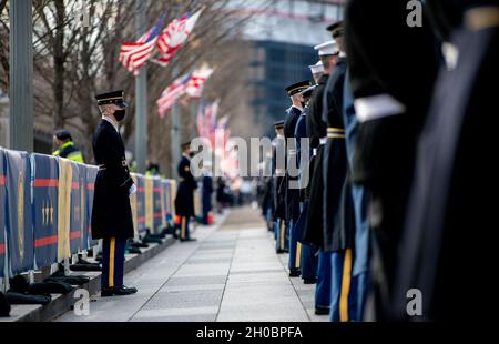 Mitglieder des US-Militärs stehen während der 59. Amtseinführung des Präsidenten in Washington, D.C. am 20. Januar 2021. Militärmitglieder aus allen Teilen der Streitkräfte der Vereinigten Staaten, einschließlich Reserve- und Nationalgarden-Komponenten, leistten während der Antrittszeit zeremonielle Unterstützung. Stockfoto