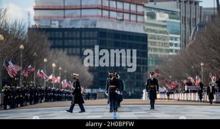 Mitglieder des US-Militärs marschieren während der 59. Amtseinführung des Präsidenten in Washington, D.C., am 20. Januar 2021 in Position. Militärmitglieder aus allen Teilen der Streitkräfte der Vereinigten Staaten, einschließlich Reserve- und Nationalgarden-Komponenten, leistten während der Antrittszeit zeremonielle Unterstützung. Stockfoto
