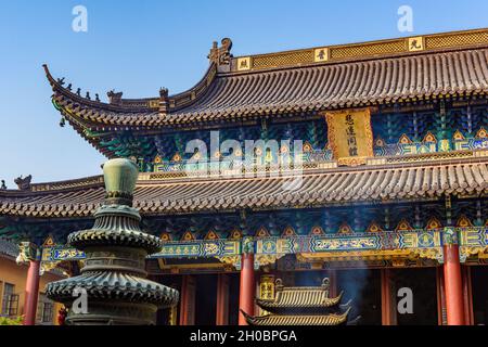 Zhejiang, China - 03. November 2017: Haupthalle des Zi zu Lin Tempels, Mount Putuoshan, Nanging, China Stockfoto