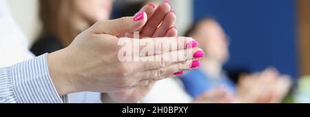 Geschäftsleute klatschen in die Hände und applaudieren bei Meetings oder Konferenzen Stockfoto