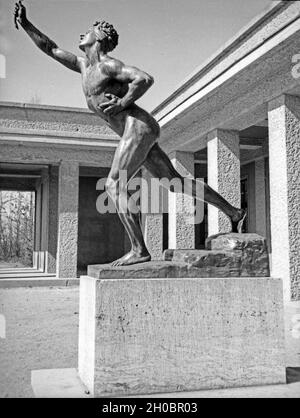 Die Skulptur 'Marathonläufer' beim Sportplatzlagers" der Kunstakademie in Königsberg, Ostpreußen, 1930er Jahre. Die Skulptur "Marathon runner" in der Nähe der Sportplatz der Kunstakademie in Königsberg, Ostpreußen, 1930er Jahre. Stockfoto