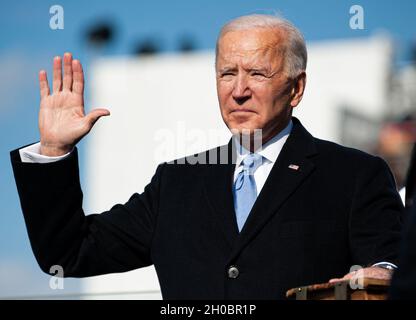 US-Präsident Joseph R. Biden Jr. legt während der 59. Amtseinführung des Präsidenten in Washington D.C. am 20. Januar 2021 den Amtseid auf der Plattform des US-Kapitols ab. Mehr als 2,000 Militärmitglieder aus allen Teilen der Streitkräfte der Vereinigten Staaten, einschließlich Reserve- und Nationalgarden-Komponenten, leistten während der Antrittszeit zeremonielle Unterstützung. Stockfoto