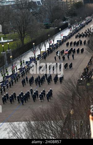 Die Eskorte des Präsidenten marschiert während der 59. Amtseinführung des Präsidenten in Washington, D.C., am 20. Januar 2021, die 15. Straße entlang. Militärmitglieder aus allen Teilen der Streitkräfte der Vereinigten Staaten, einschließlich Reserve- und Nationalgarden-Komponenten, leistten während der Antrittszeit zeremonielle Unterstützung. Stockfoto