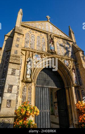 Eingekinnter Vordereingang und reich verzierte Fassade der St. Nichola Parish Church in North Walsham, Norfolk, England. Stockfoto